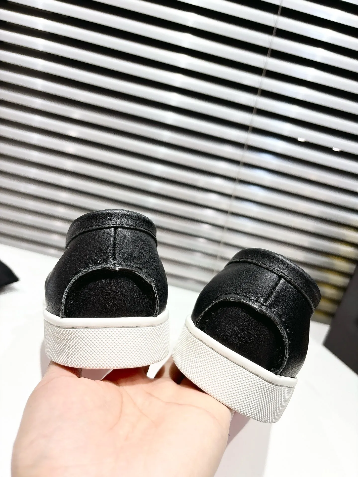 👟👟Ex-factory price 680👟👟 ╔Loft beaded black leather cover╗ ·Top version customization·2025𝐬𝐬 𝑪𝒉𝒓𝒊𝒔𝒕𝒊𝒂𝒏 𝑳𝒐𝒖𝒃𝒐𝒖𝒕𝒊𝒏 ▪️No matter the last shape, fabric, diamonds, nails, lining, outsole, they are as close as possible to ZP... ▪️The original sole is specially provided by the original factory ▪️The lining is imported water-dyed cowhide ▪️Private customization time is about 3-7 days —————— Size: Women's 35M-41M Men's 38M-47M, half size can be customized